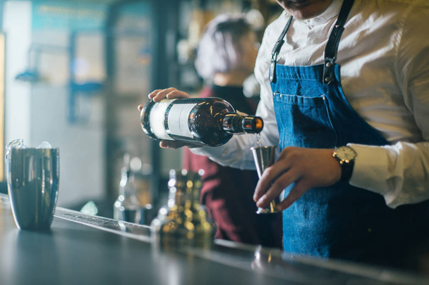 Barman profesionálně pracovat s om nápoje a koktejly - Fotografie, Obrázek