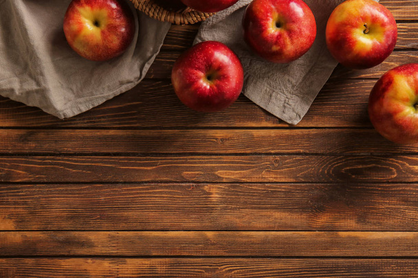 Ripe tasty apples on wooden table - Foto, Imagen