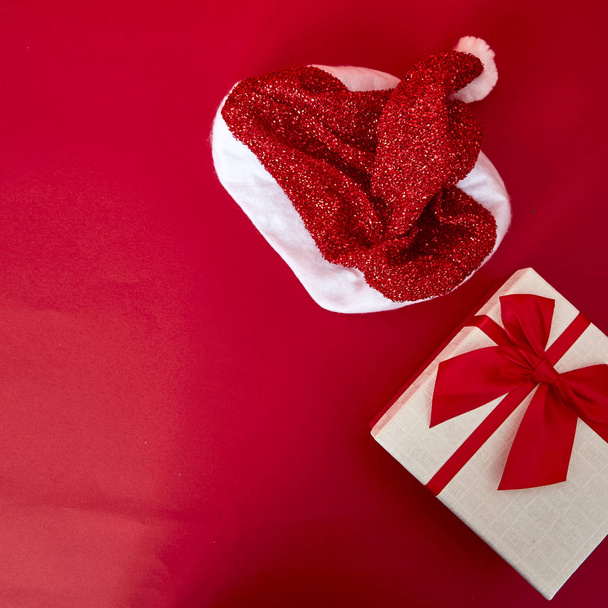 Hediye kutuları ve kırmızı bir arka plan üzerinde dekorasyonu ile çam ağacının brenches ile alışveriş. Noel ve yeni yıl satış. - Fotoğraf, Görsel