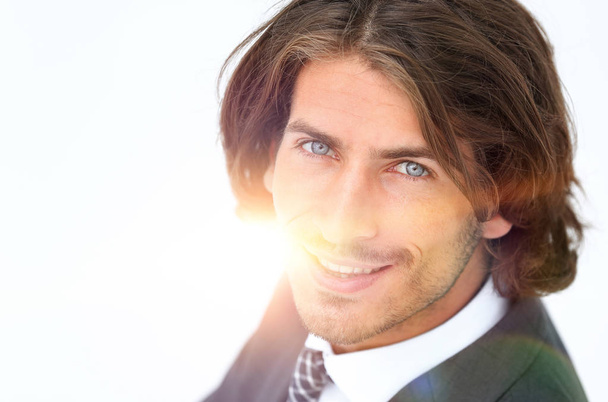 κοντινό πλάνο με πορτρέτο του μια ελκυστική νεαρή επιχειρηματίας χαμογελώντας - Φωτογραφία, εικόνα