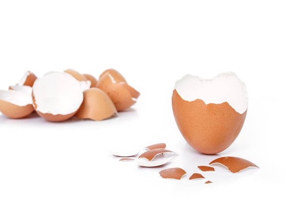 huevo cáscara roto crack alimentos sobre fondo blanco
 - Foto, Imagen