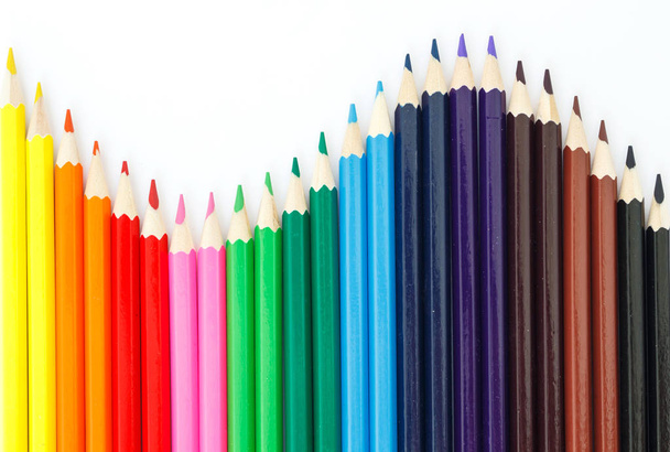 Buntstifte zeichnen bunt auf weißem Hintergrund - Foto, Bild