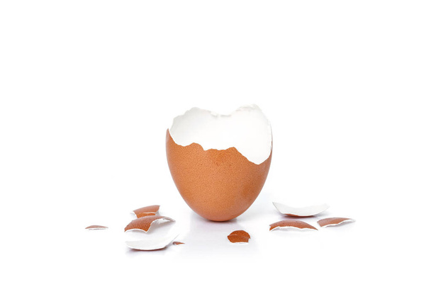 huevo cáscara roto crack alimentos sobre fondo blanco
 - Foto, imagen