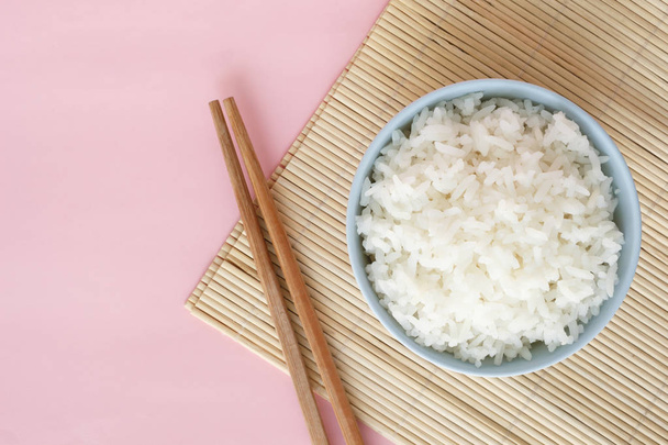 ryż w misce na tle różowy kwarc - Zdjęcie, obraz