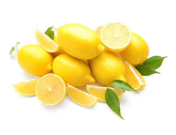 Hromada čerstvých citronů celé a řezané na bílém pozadí - Fotografie, Obrázek