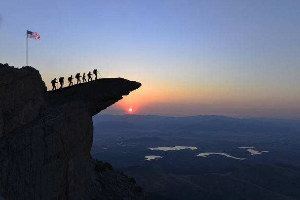 Ορειβάτες και τα επιτεύγματα της συνόδου κορυφής - Φωτογραφία, εικόνα