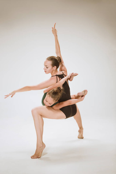 The two modern ballet dancers - Foto, imagen