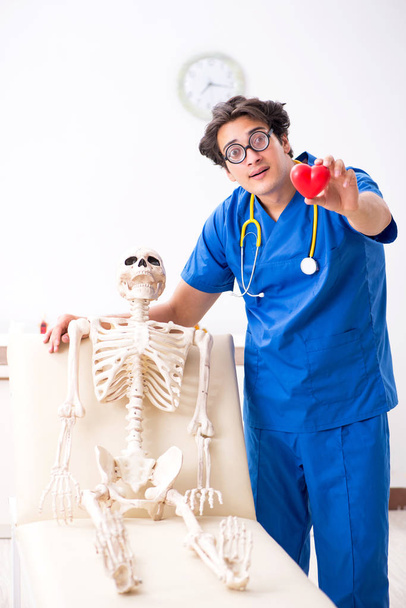 Zabawny lekarz ze szkieletem w szpitalu - Zdjęcie, obraz