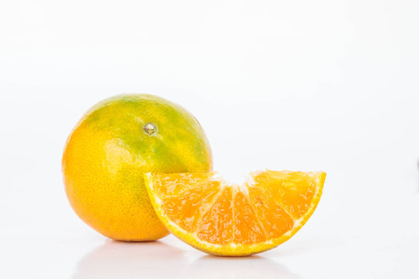 frutta a fetta d'arancia fresca su fondo bianco
 - Foto, immagini