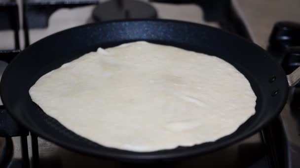 Λευκό τορτίγια μαγειρεμένα στο τηγάνι. - Πλάνα, βίντεο