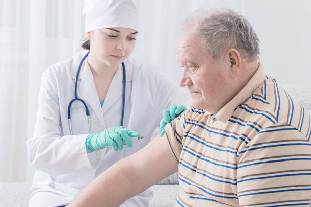 Vaccinating An Elderly Person - Φωτογραφία, εικόνα
