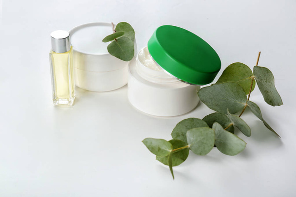 Cosmetica met eucalyptus uitpakken op witte achtergrond - Foto, afbeelding