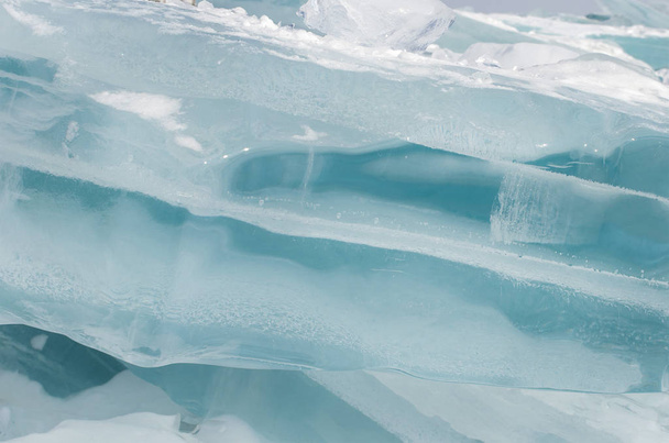 バイカルの純粋な氷。日光の下で青い流氷 - 写真・画像
