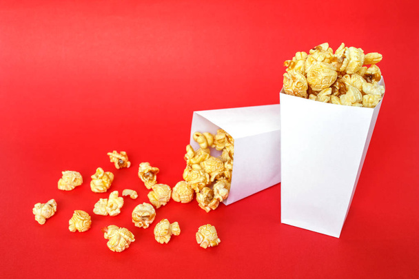 palomitas de maíz caja blanca sobre fondo rojo
 - Foto, imagen