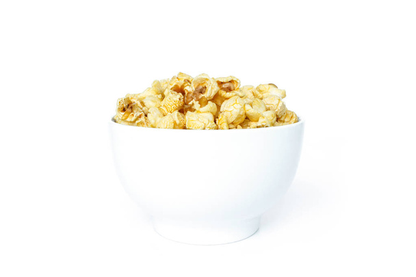 mísa popcornu bílá na bílém pozadí - Fotografie, Obrázek