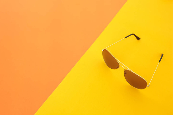 turuncu ve sarı renkli arka plan üzerinde güneş gözlüğü - Fotoğraf, Görsel