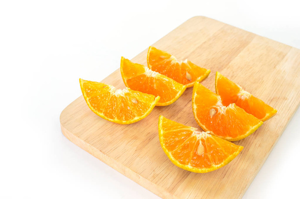 fruta de rebanada de naranja fresca sobre fondo blanco
 - Foto, imagen