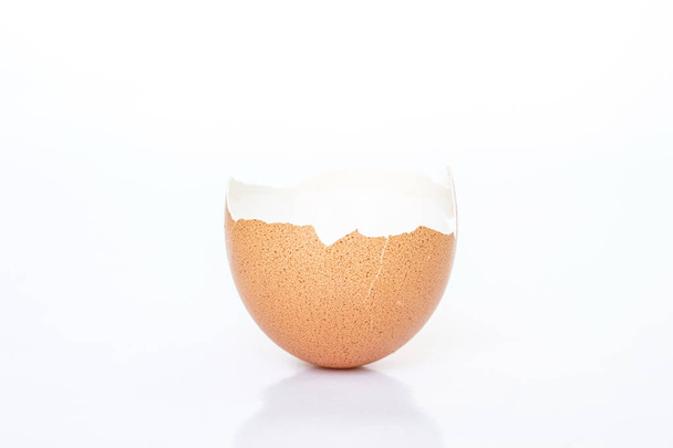 Beyaz arka plan üzerinde yumurta kabuk kırık çatlak yiyecek - Fotoğraf, Görsel