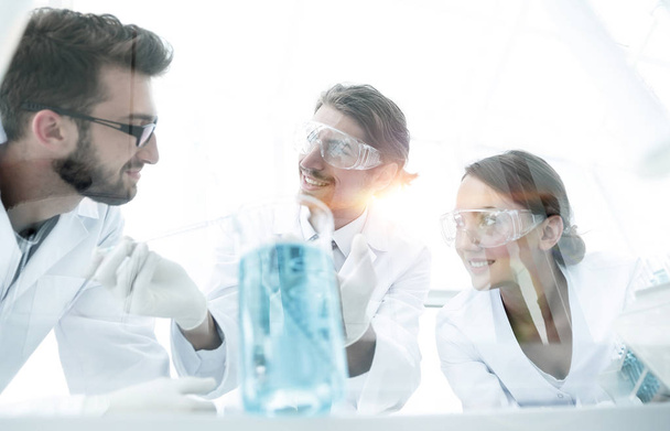 Group of scientists working on an experiment at the laboratory - Foto, Bild
