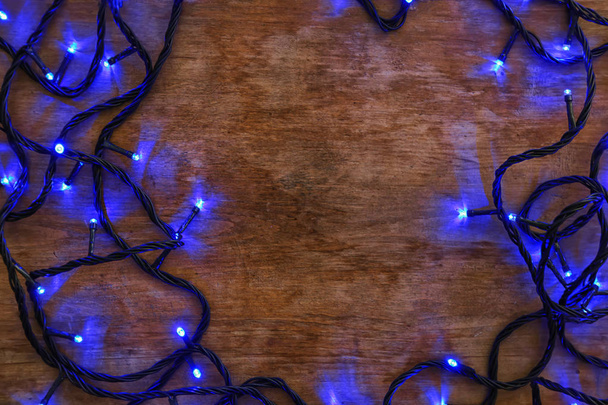 Luces de Navidad brillantes en la mesa
 - Foto, Imagen