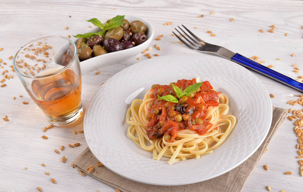 spaghetti con pomodoro e olive e foglia di menta
 - Foto, immagini