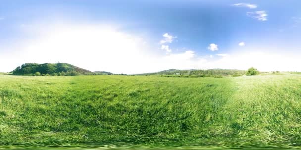 360 VR pięknej górskiej łąki timelapse w okresie letnim lub jesiennym. Chmury, zielona trawa i promienie słoneczne. - Materiał filmowy, wideo