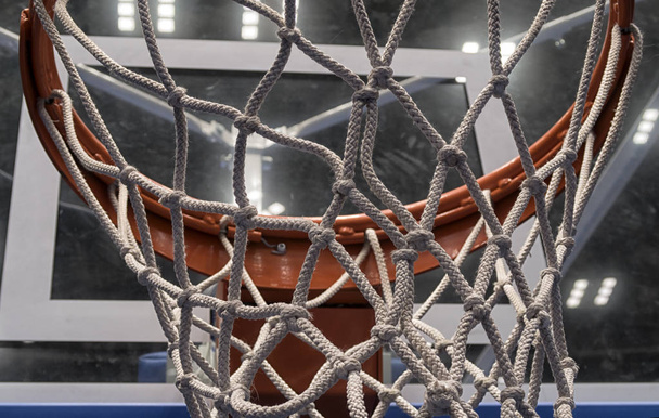 Στεφάνι μπασκέτας, σκοράροντας στο γήπεδο μπάσκετ. - Φωτογραφία, εικόνα