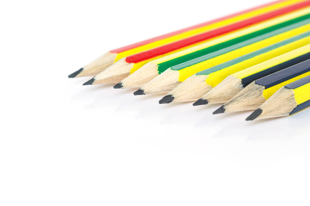 Bleistift schwarz, grün, rot auf weißem Hintergrund - Foto, Bild