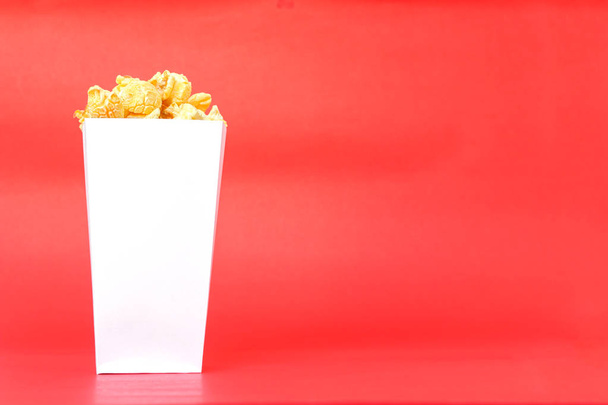 Popcorn weiße Schachtel auf rotem Hintergrund - Foto, Bild