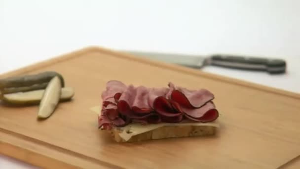 Man maken pastrami sandwich - Video