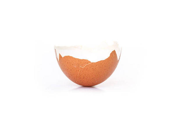 Яйцо скорлупа сломанной крэк пищи на белом фоне
 - Фото, изображение