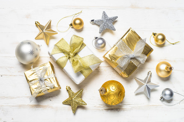 Scatola regalo Natale oro e argento e decorazioni su bianco
. - Foto, immagini