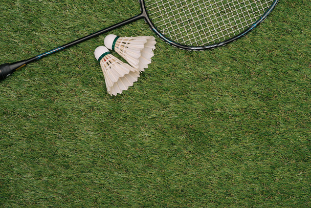 Badminton raket ve shuttlecocks yeşil çimenlerin üzerinde - Fotoğraf, Görsel