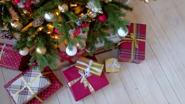 Presentes e presentes sob Árvore de Natal, Conceito de férias de inverno - Filmagem, Vídeo