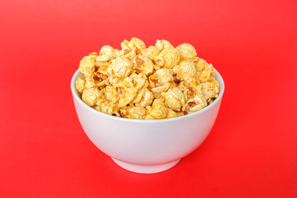 попкорн белая миска на красном фоне
 - Фото, изображение