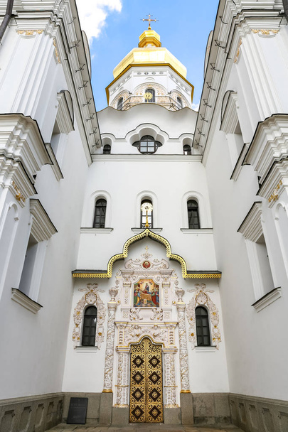 Πρόσοψη του καθεδρικού ναού της Κοιμήσεως της Θεοτόκου στο Κίεβο της Ουκρανίας - Φωτογραφία, εικόνα