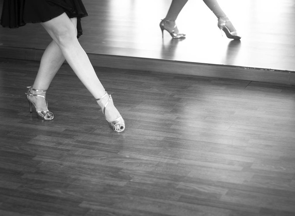Kadın balo salonu dans salsa dansçısı eğitmen kadın okul prova odasında dans - Fotoğraf, Görsel
