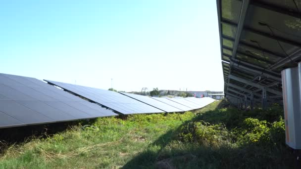 Ηλιακός πίνακας, φωτοβολταϊκά, εναλλακτική πηγή ηλεκτρικής ενέργειας - έννοια των βιώσιμων πόρων - Πλάνα, βίντεο