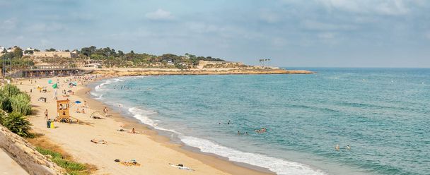 16 июля 2018, Таррагона, Испания: Панорамный вид на пляж Таррагона, побережье Коста-Дорада
 - Фото, изображение