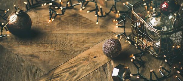 Noel ve yeni yıl arka plan. Vintage Noel ağacı oyuncak dekorasyon topları kutusu ve seçici odak, rustik ahşap arka plan üzerinde ışık garland kopyalama alanı, yatay kompozisyon - Fotoğraf, Görsel