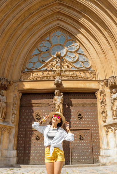 Szczęśliwy turysta młoda kobieta w Katedra w Tarragonie, jeden z najbardziej znanych miejsc w Hiszpanii, w Katalonii. - Zdjęcie, obraz