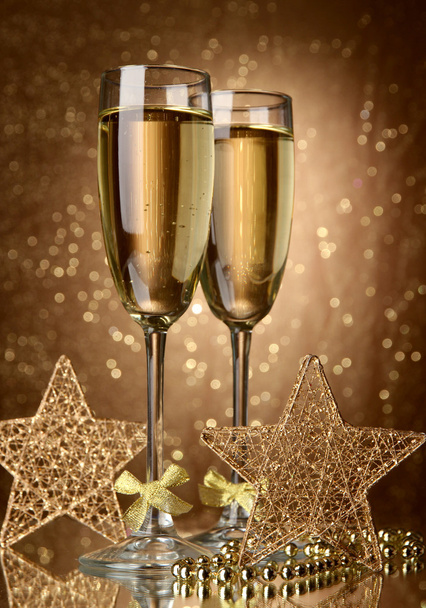 Dos copas de champán sobre fondo brillante con luces
 - Foto, Imagen