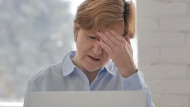 Mal de tête, Tense vieille femme travaillant sur ordinateur portable
 - Séquence, vidéo