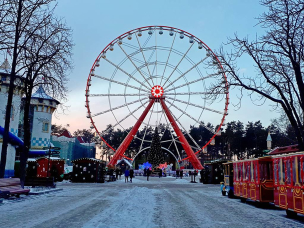 Kharkiv Ferris Wheel la veille du Nouvel An dans le parc à Noël, guirlandes colorées lumineuses
 - Photo, image