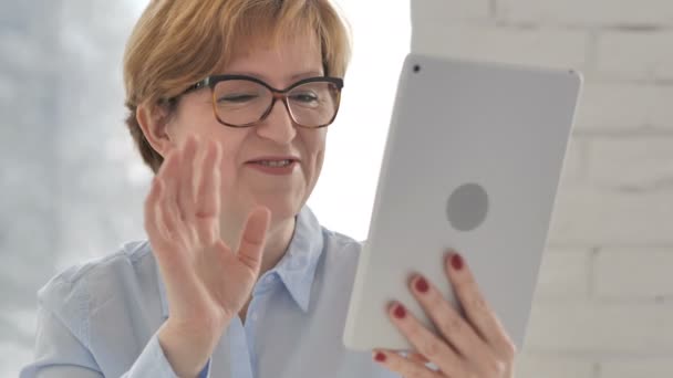 Wideo czat online stara kobieta za pośrednictwem tabletu - Materiał filmowy, wideo