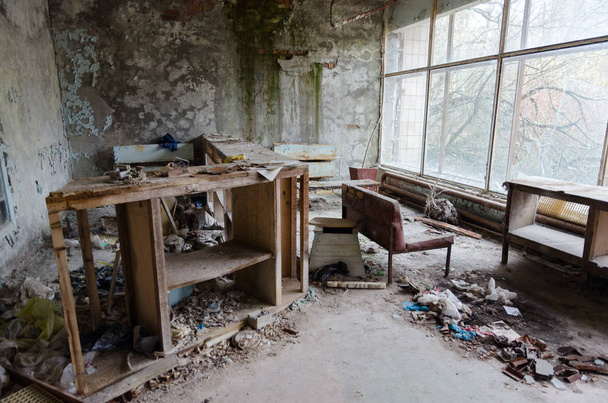 Reception desk in hall of hospital No. 126, abandoned ghost town of Pripyat (10-km Chernobyl nuclear power plant exclusion zone), Ukraine - Foto, Imagen