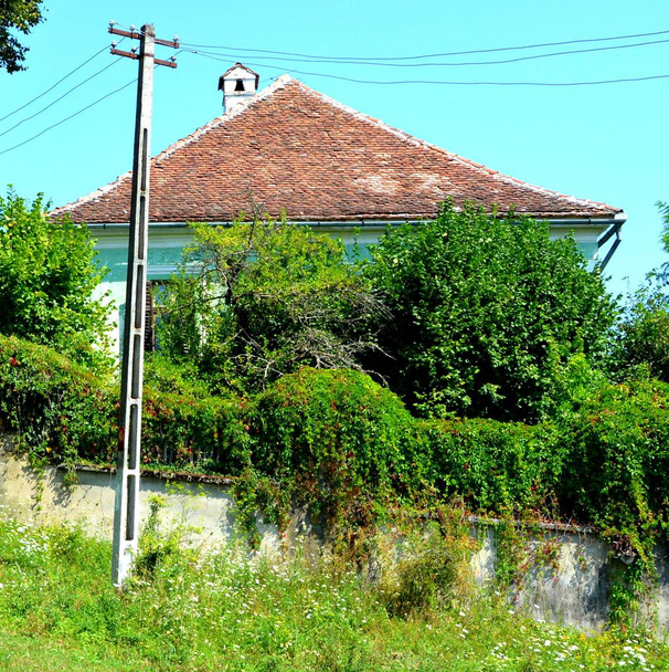 Τυπικό αγροτικό τοπίο και χωρικός σπίτια στο χωριό Somartin, Martinsberg, Mrtelsberg, Τρανσυλβανία, Ρουμανία. Ο οικισμός ιδρύθηκε από το σαξονικό αποίκους στα μέσα του 12ου αιώνα - Φωτογραφία, εικόνα