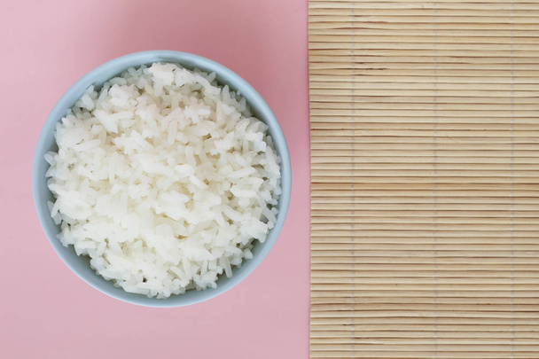 arroz en cuenco sobre fondo rosa cuarzo rosa
 - Foto, imagen
