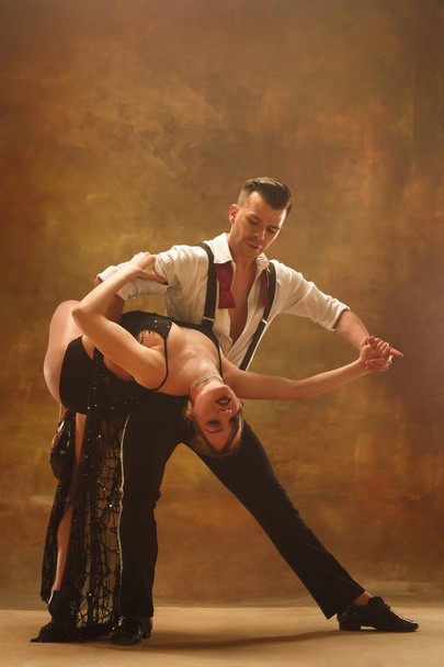 Flexible young modern dance couple posing in studio. - Fotoğraf, Görsel
