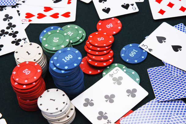 Игральные карты в казино с фишками
 - Фото, изображение